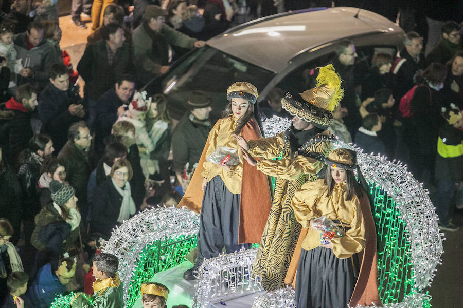 Fotos: Sus Majestades de Oriente reparten ilusión en las calles de Cáceres