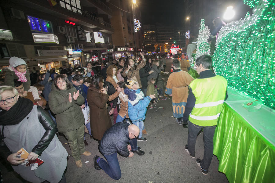 Fotos: Sus Majestades de Oriente reparten ilusión en las calles de Cáceres