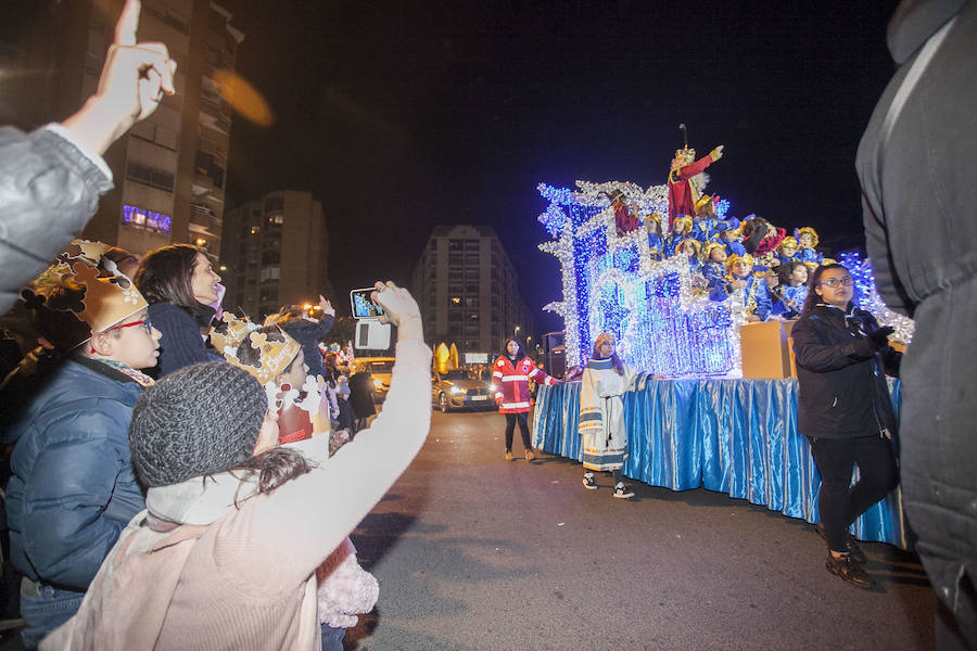 Fotos: Sus Majestades de Oriente reparten ilusión en las calles de Cáceres