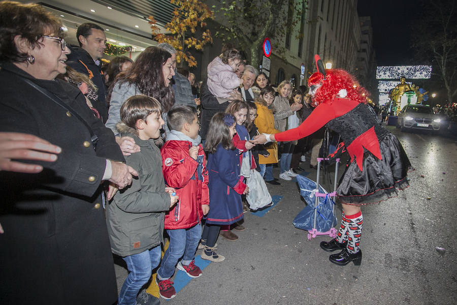 Fotos: Sus Majestades de Oriente reparten ilusión en las calles de Cáceres