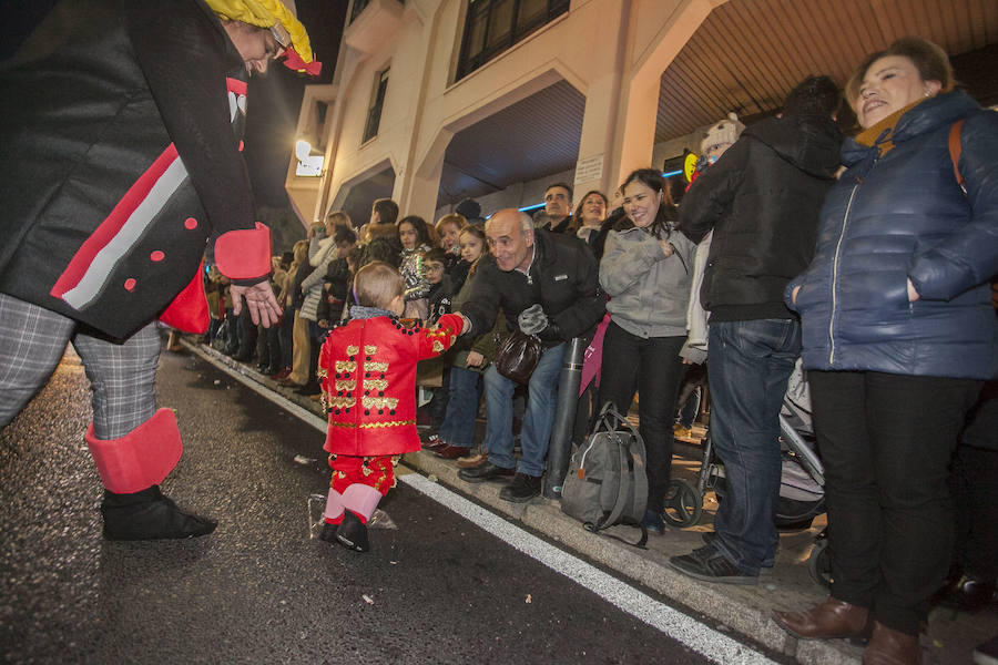 Fotos: Sus Majestades de Oriente reparten ilusión en las calles de Cáceres