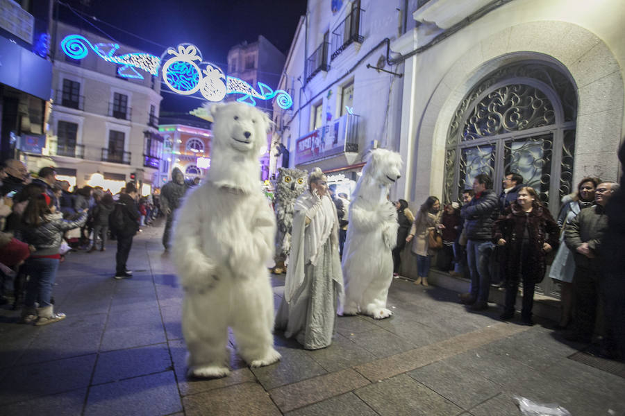 Fotos: Sus Majestades de Oriente reparten ilusión en las calles de Cáceres