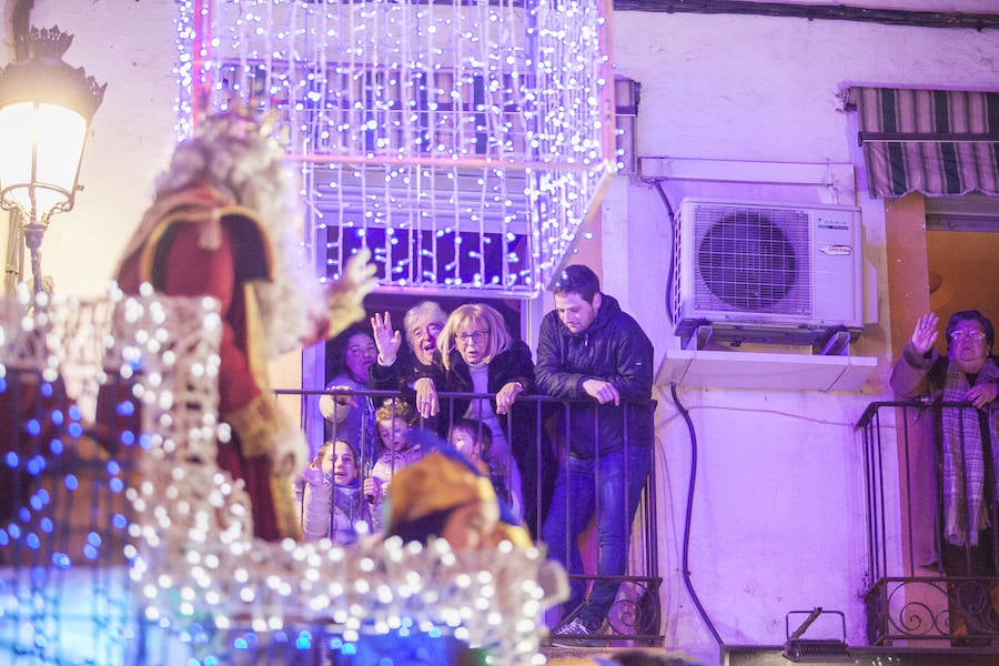 Fotos: Sus Majestades de Oriente reparten ilusión en las calles de Cáceres