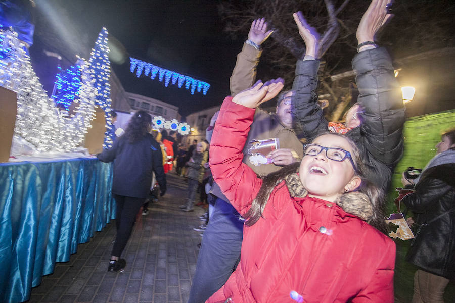 Fotos: Sus Majestades de Oriente reparten ilusión en las calles de Cáceres