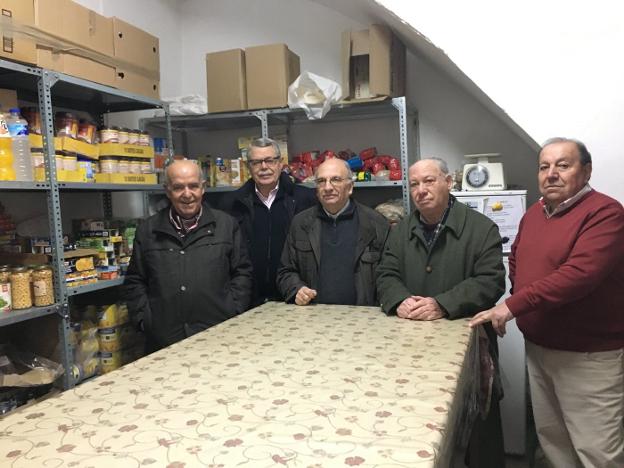 Responsables de Cáritas en el almacén de alimentos. :: g. c.