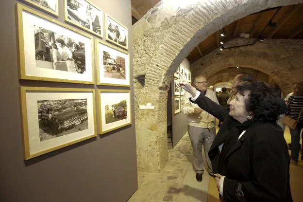 Mercedes Guardado contempla una exposición con motivo del 40 aniversario del museo en 2016. :: hoy