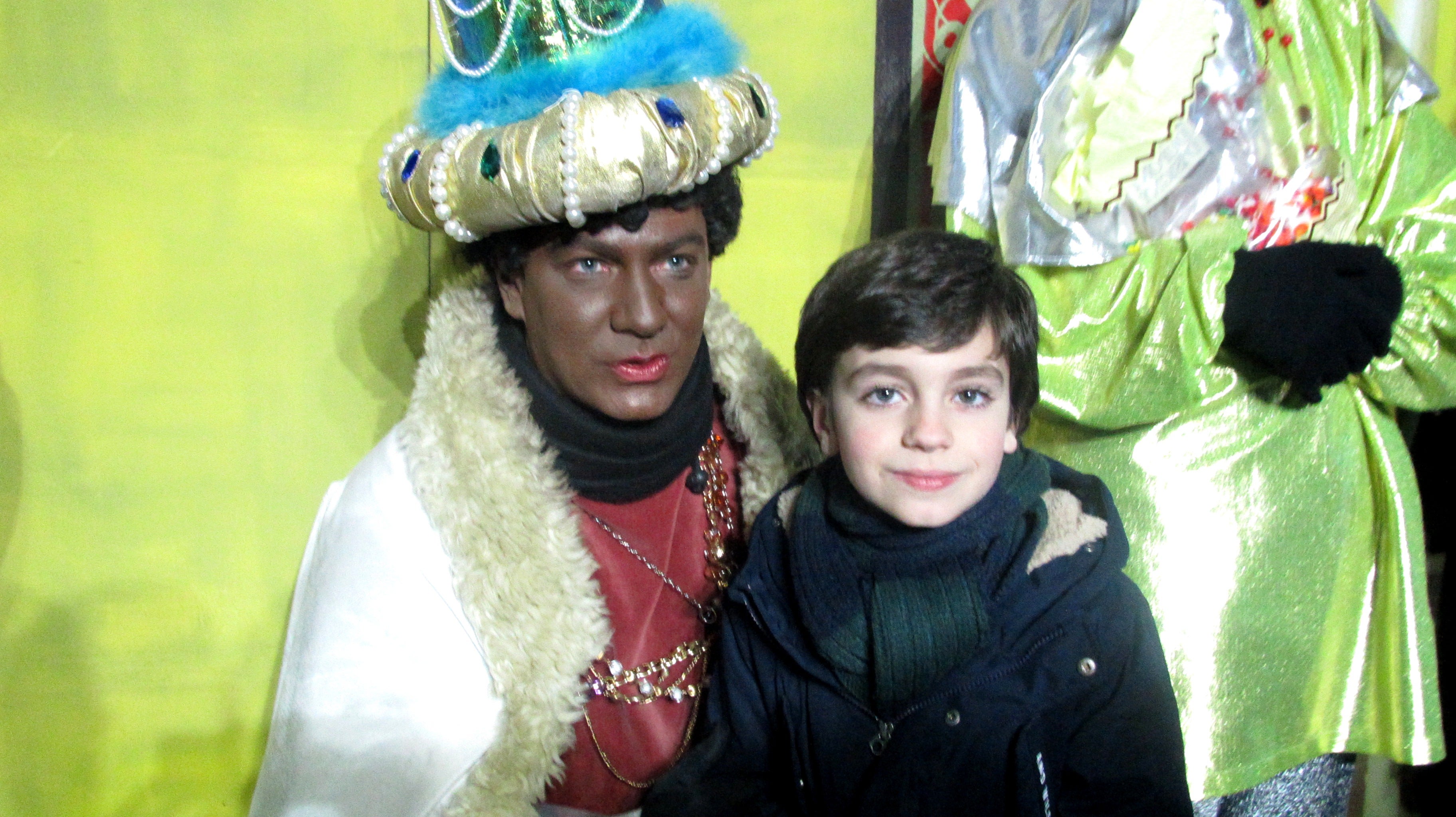 Un niño con el rey Baltasar, durante la cabalgata de Jaraíz de la Vera.