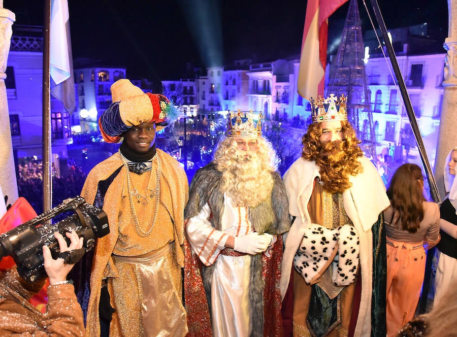 Pequeños y grandes han disfrutado este sábado de la visita a la ciudad de los Reyes Magos 