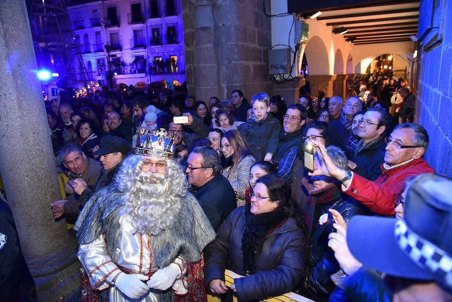 Pequeños y grandes han disfrutado este sábado de la visita a la ciudad de los Reyes Magos 