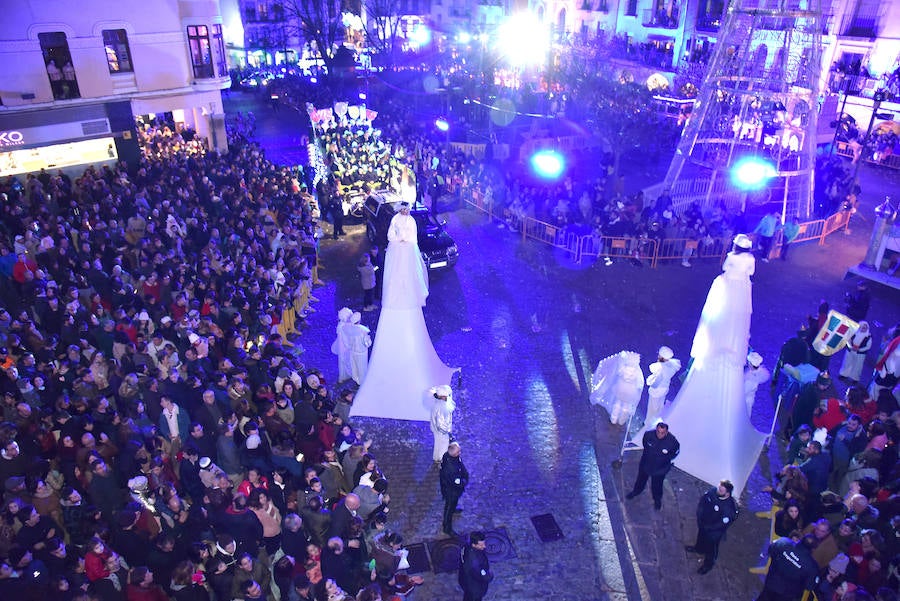 Pequeños y grandes han disfrutado este sábado de la visita a la ciudad de los Reyes Magos 