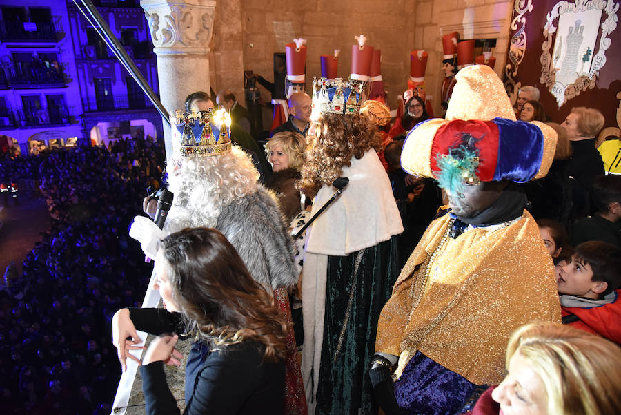Pequeños y grandes han disfrutado este sábado de la visita a la ciudad de los Reyes Magos 