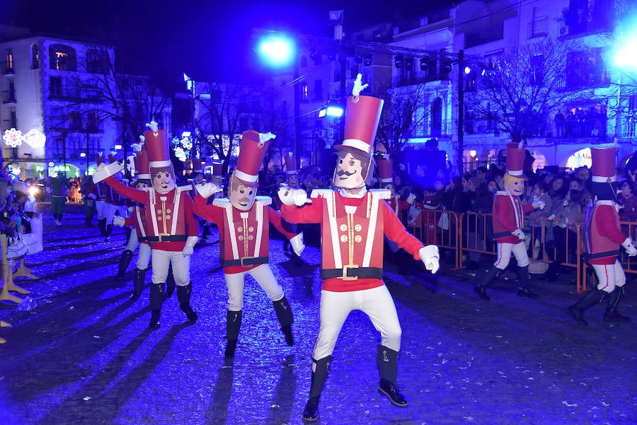 Pequeños y grandes han disfrutado este sábado de la visita a la ciudad de los Reyes Magos 