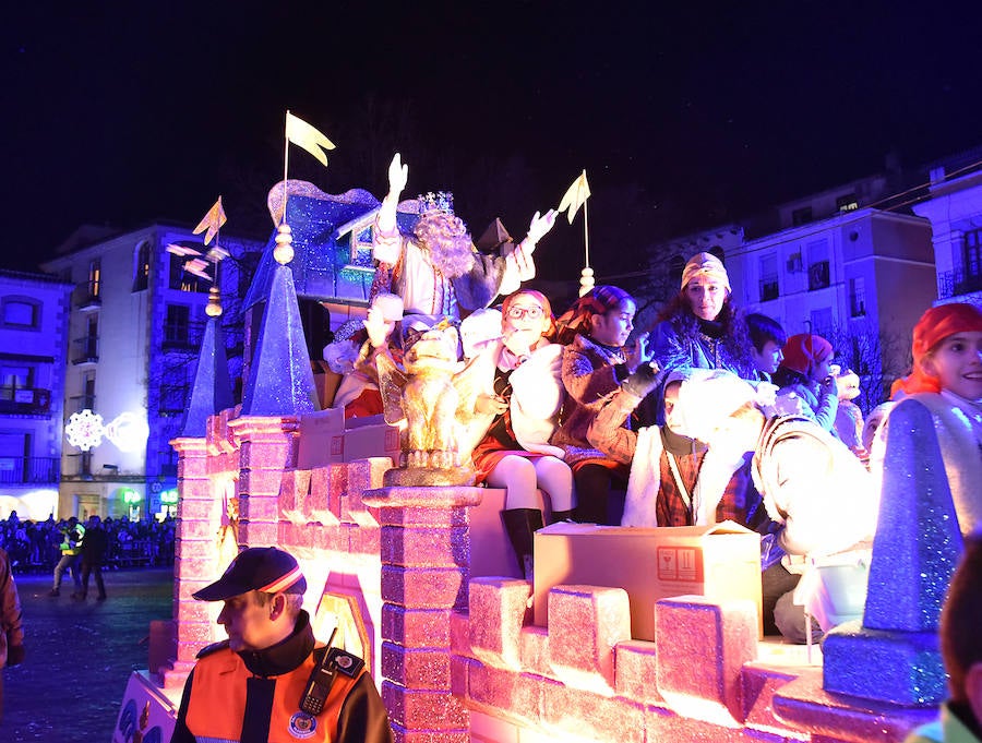 Pequeños y grandes han disfrutado este sábado de la visita a la ciudad de los Reyes Magos 