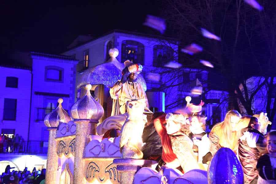 Pequeños y grandes han disfrutado este sábado de la visita a la ciudad de los Reyes Magos 