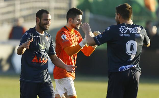 Jugadores del Don Benito celebran su victoria en Granada: 