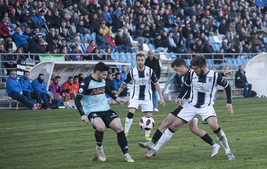Los blanquinegros regalan a su afición una goleada a la que Éder Díaz, con un tanto de tacón, y José Ángel, con otro de chilena, pusieron broche de oro