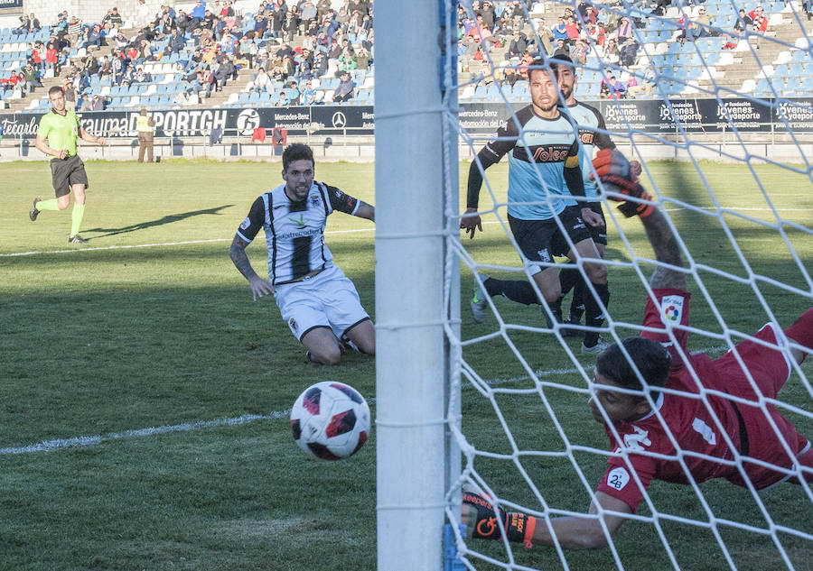 Los blanquinegros regalan a su afición una goleada a la que Éder Díaz, con un tanto de tacón, y José Ángel, con otro de chilena, pusieron broche de oro
