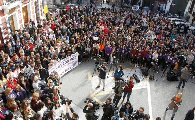Un momento de la concentración de repulsa celebrada ayer frente al Ayuntamiento de Callosa d'En Sarrià. 