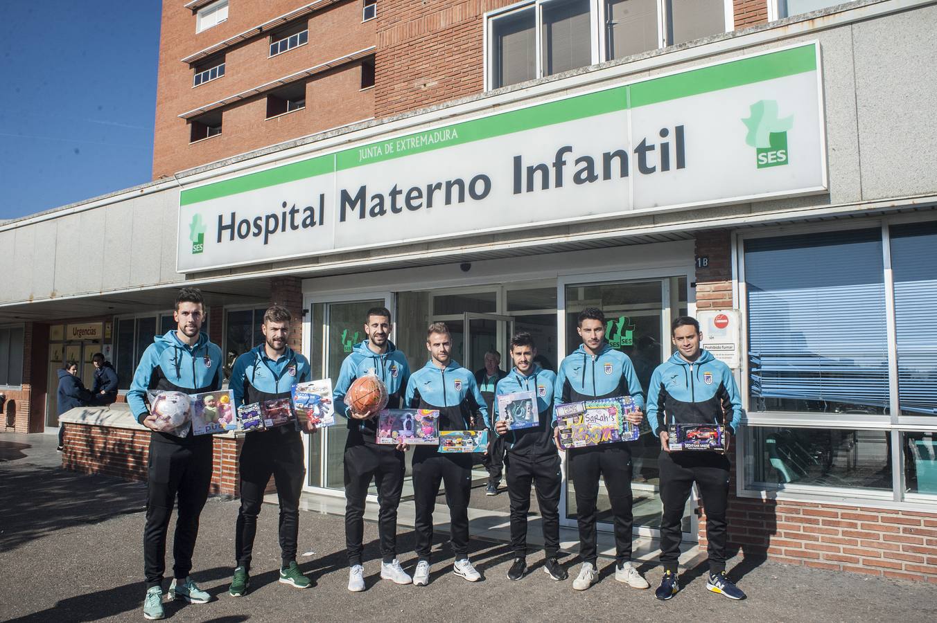 Los jugadores del Badajoz ejercieron de particulares Reyes Magos en la tradicional visita al Hospital Materno Infantil. Damián Petcoff, Éder Díez, David Martín, Higón, Cristian Pérez, Mario Gómez y Cidoncha acudieron en representación del club junto a Virginia Rodríguez, para llevar regalos a los niños ingresados en la planta de oncología.