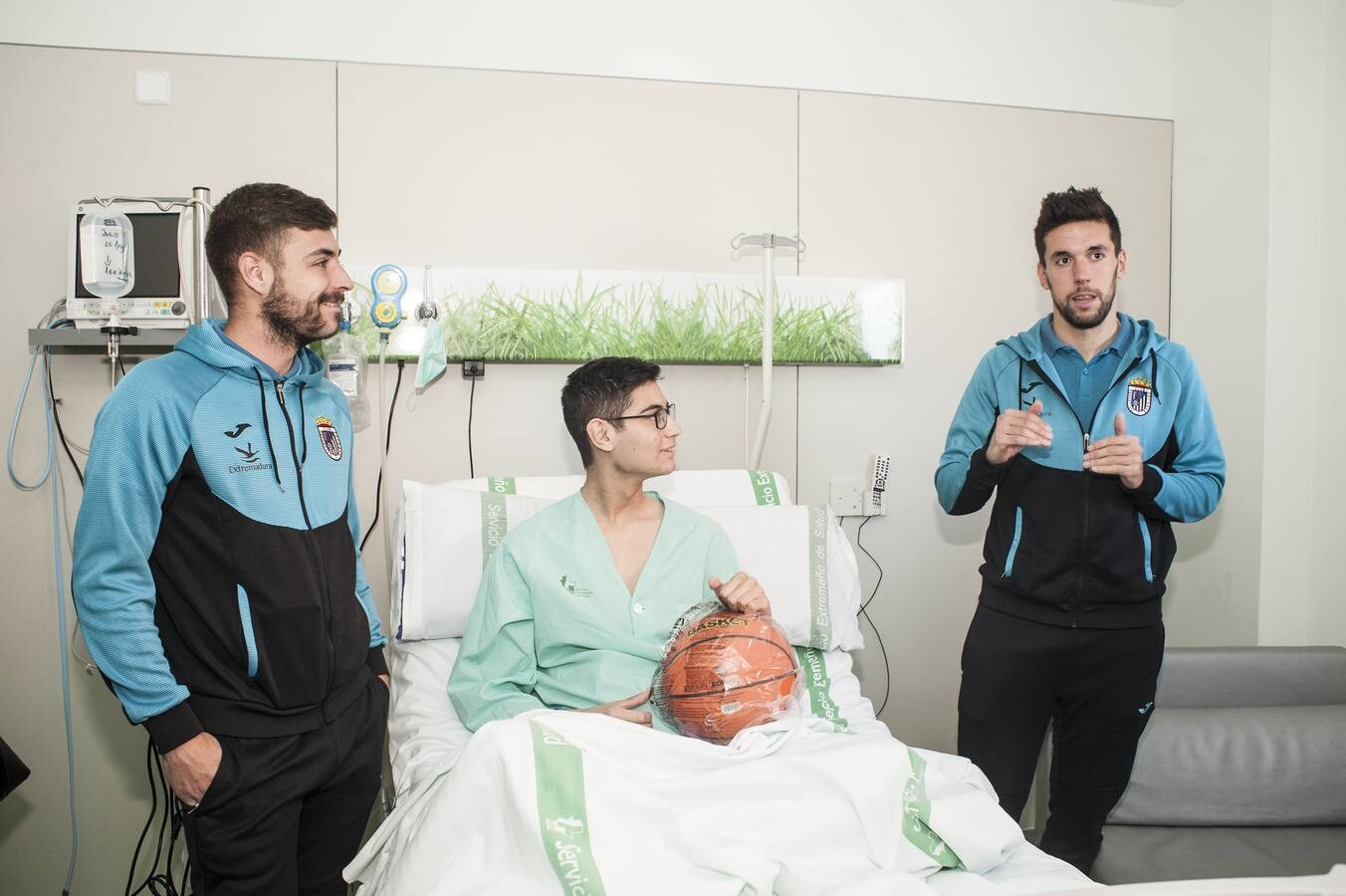 Los jugadores del Badajoz ejercieron de particulares Reyes Magos en la tradicional visita al Hospital Materno Infantil. Damián Petcoff, Éder Díez, David Martín, Higón, Cristian Pérez, Mario Gómez y Cidoncha acudieron en representación del club junto a Virginia Rodríguez, para llevar regalos a los niños ingresados en la planta de oncología.