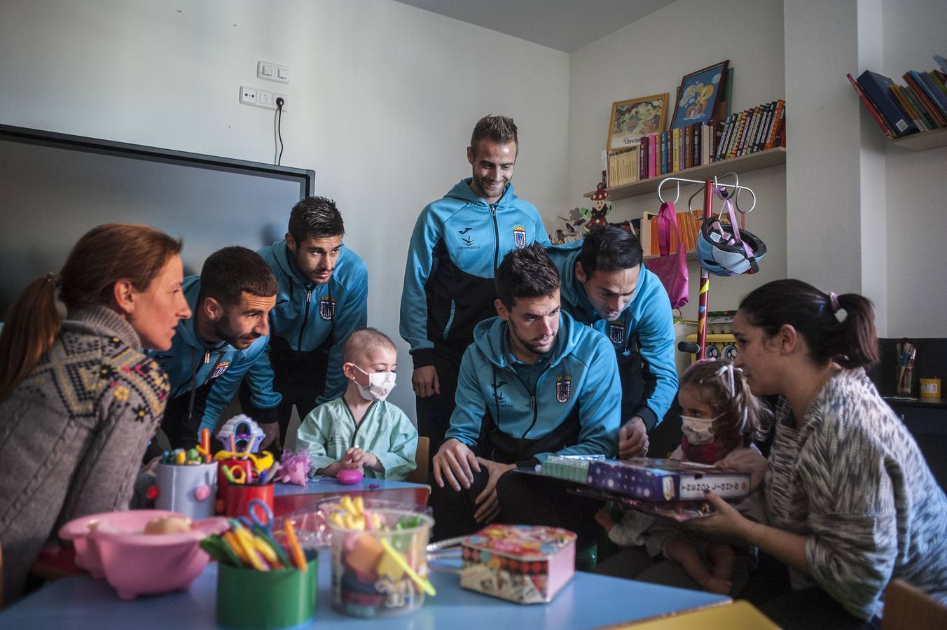 Los jugadores del Badajoz ejercieron de particulares Reyes Magos en la tradicional visita al Hospital Materno Infantil. Damián Petcoff, Éder Díez, David Martín, Higón, Cristian Pérez, Mario Gómez y Cidoncha acudieron en representación del club junto a Virginia Rodríguez, para llevar regalos a los niños ingresados en la planta de oncología.