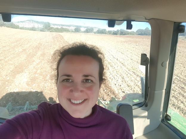 María de los Ángeles en su tractor, la foto que en solo unas horas ha dado la vuelta a España. :: R. C.