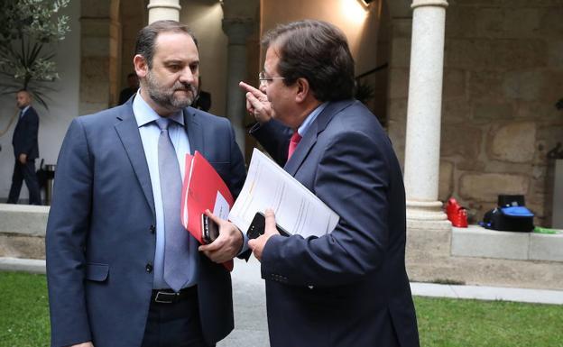 Guillermo Fernández Vara con el ministro de Fomento durante la visita de este a Mérida.