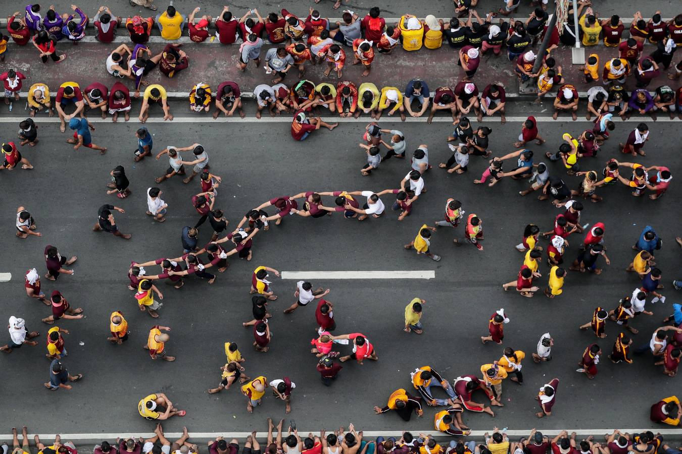 Miles de personas participan, un año más, en la procesión del Nazareno Negro por el casco antiguo de Manila (Filipinas).