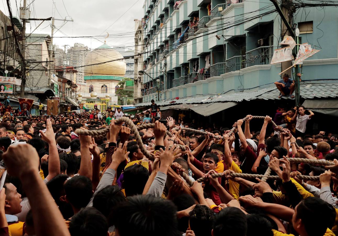 Miles de personas participan, un año más, en la procesión del Nazareno Negro por el casco antiguo de Manila (Filipinas).