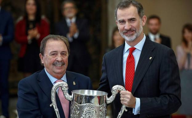 Juan de Dios recibe el premio de manos del Rey Felipe VI