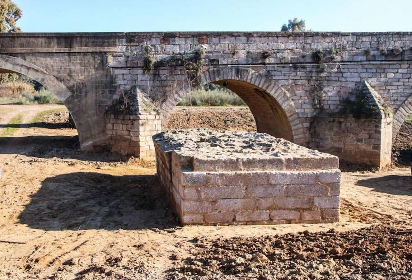 Algunos estudios habían constatado la existencia de este puente, destruido desde 1603 y cuyos restos han estado hasta ahora colmatados de graba y sedimentos del propio río Guadiana