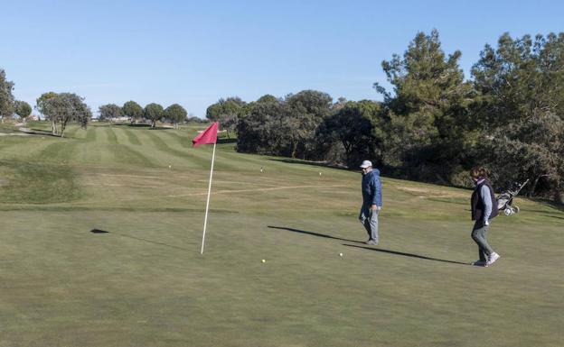 Campo de golf del complejo urbanístico Marina Isla Valdecañas. :: 