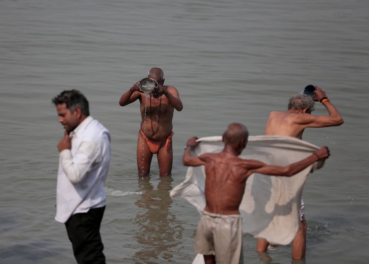 Todos los años cientos de miles de personas acuden a Ganga Sagar, en la desembocadura del río sagrado Ganges, para conmemorar el «Makar Sankranti», una de las celebraciones religiosas más importantes en el calendario hindú y que marca el fin del invierno.