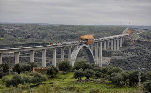 Viaducto del AVE sobre el Tajo, aún pendiente de terminación de las obras. :: 