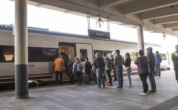 Viajeros en la estación de Cáceres.