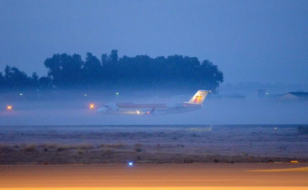 Imagen de 2012 de un avión sobre la pista del Aeropuerto de Badajoz en una mañana con bruma. :: 