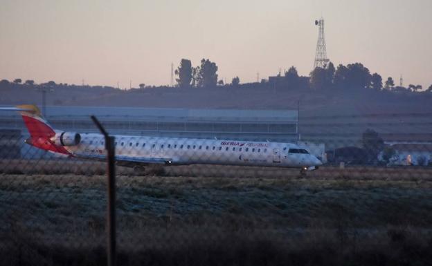 Un avión de Air Nostrum esta semana en la pista del Aeropuerto de Badajoz. :: 