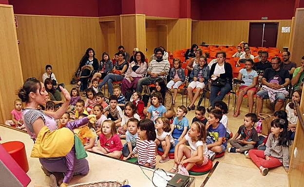 La Biblioteca Pública de Cáceres inicia el ciclo 'Cuentos y versos'