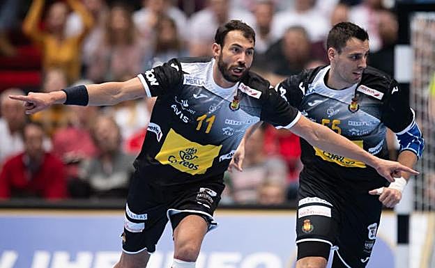Daniel Sarmiento celebra uno de sus goles ante Islandia. 