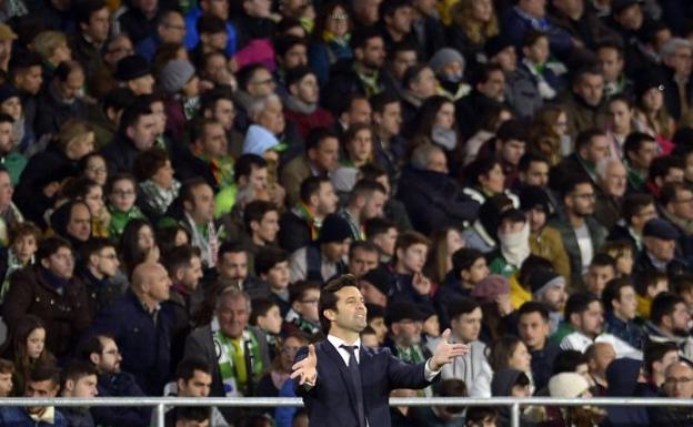 Santiago Solari, en pie en el Benito Villamarín. 