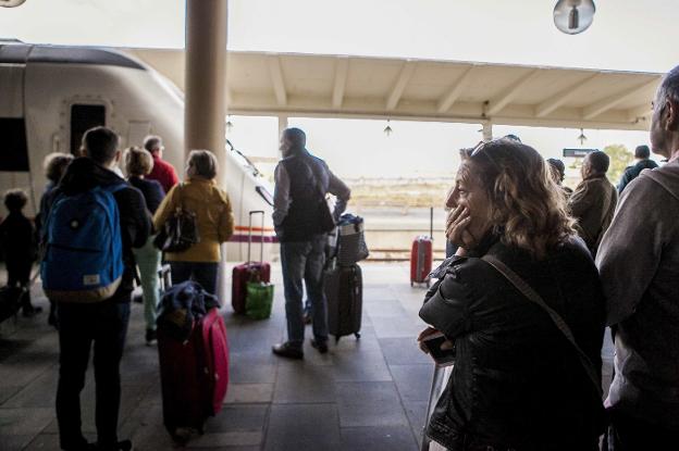 Pasajeros esperando a montar en un tren en la estación de Cáceres. :: hoy