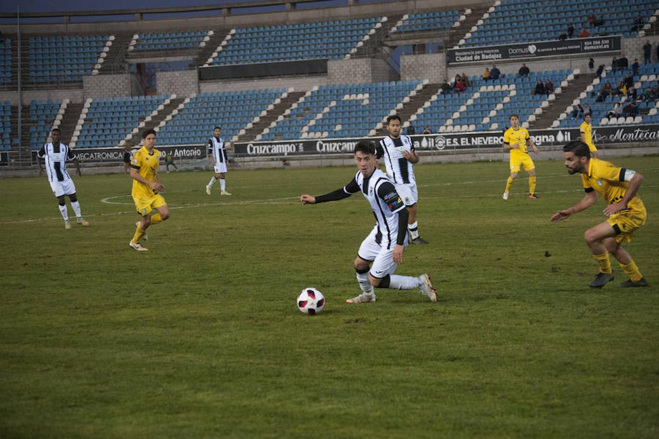 Petcoff dinamita el derbi para el Badajoz que pese a tener el control, acaba sufriendo y pidiendo la hora ante un Villanovense que nunca tiró la toalla