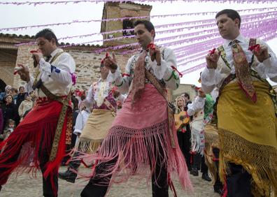 Imagen secundaria 1 - Las Carantoñas y el Jarramplas brillan en un fin de semana lleno de tradición