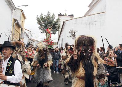 Imagen secundaria 1 - Las Carantoñas y el Jarramplas brillan en un fin de semana lleno de tradición