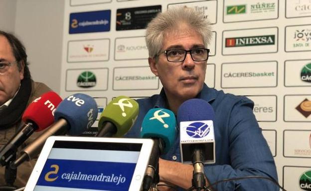 Última comparecencia del extrentrenador Ñete BohIgas, ayer en el Multiusos 