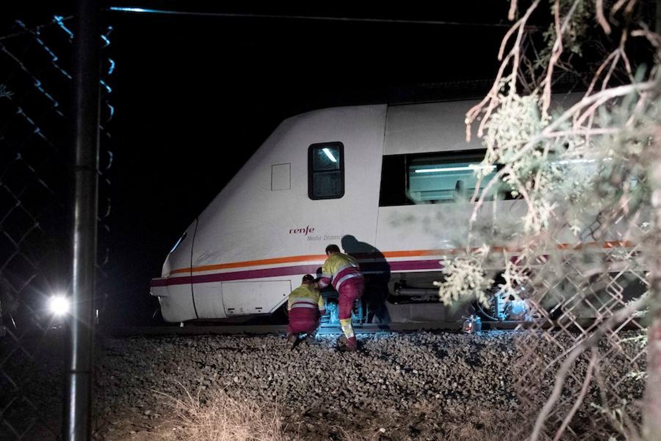 Un trozo de carril, de un metro de longitud, había sido colocado en el cruzamiento del cambio del tren y provocó que la máquina fuera desplazada