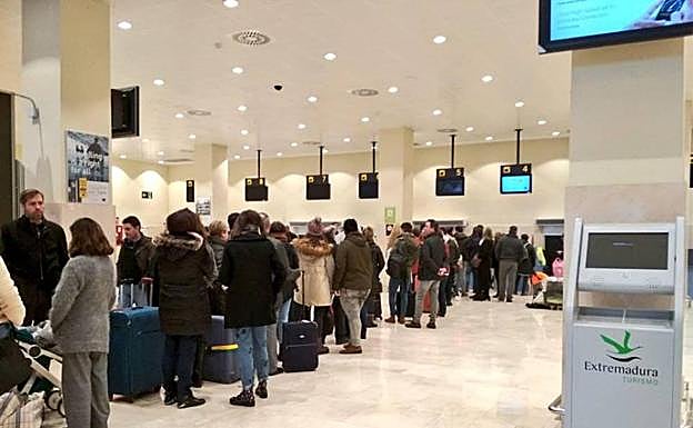 Pasajeros en el Aeropuerto de Badajoz el pasado 7 de enero. 