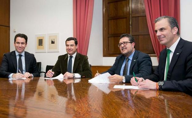 Firma del acuerdo entre Juanma Moreno del PP (segundo por la izquierda) y el exjuez Serrano de VOX (tercero). 