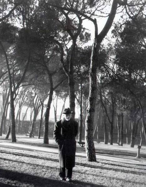 Pío Baroja paseando por El Retiro en 1950. (Foto Nicolás Muller)