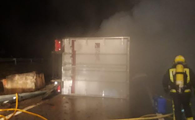 Los bomberos apagando el fuego.